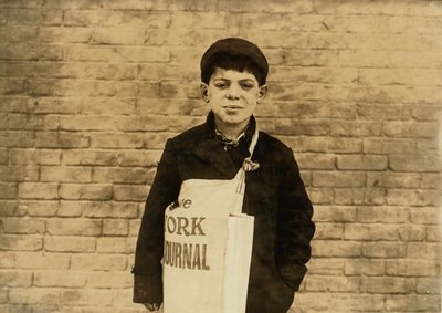 Tony Casale tunnetaan nimellä "Bologna" 11-vuotiaana, myy lehtiä 4 vuotta, isä puri häntä, koska hän ei myynyt tarpeeksi, Hartford, Connecticut, 1909. tekijältä Lewis Wickes Hine