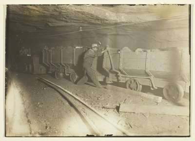 Nimetön (Hiilivaunuja kaivoksessa) tekijältä Lewis Wickes Hine