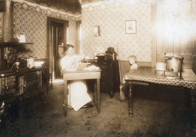 Nainen työntää harjaksia hammasharjoihin keittiössään, n. 1912 tekijältä Lewis Wickes Hine