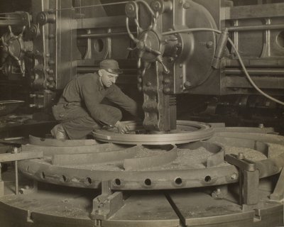 Työntekijä hiomakoneella tekijältä Lewis Wickes Hine