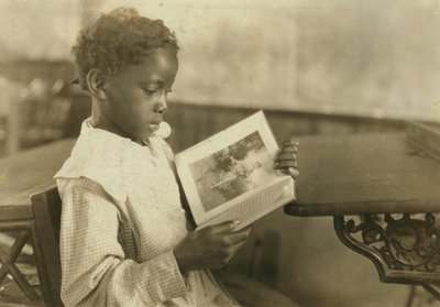 Nuori tyttö lukee kirjaa luokkahuoneessa, Pleasant Green School, Marlinton, Pocahontas County, Länsi-Virginia, USA, n. 1921 tekijältä Lewis Wickes Hine