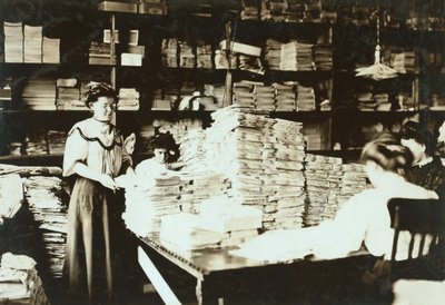 Nuoret naiset lajittelevat papereita varastossa, noin 1905. tekijältä Lewis Wickes Hine