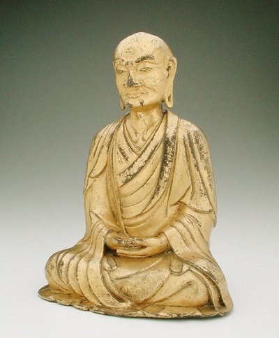 Istuvan lohanin hahmo (kullattua pronssia) tekijältä Liao Dynasty Chinese School
