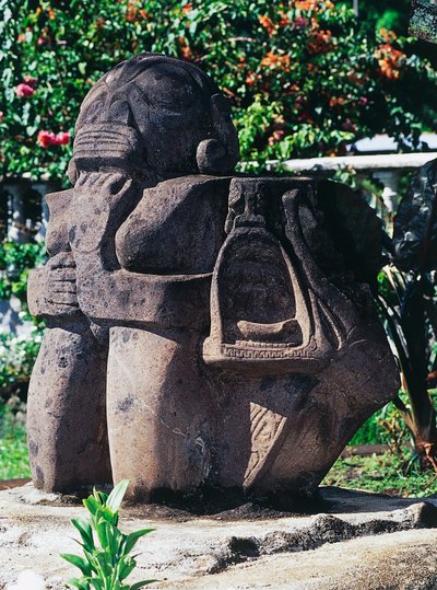 Antropomorfinen Tiki-veistos, Papeete, Tahiti, Seurasaaret, Tuulenpuoleisten saarten saaristo, Ranskan Polynesia (Ranskan tasavallan merentakainen alue) tekijältä Unbekannt Unbekannt
