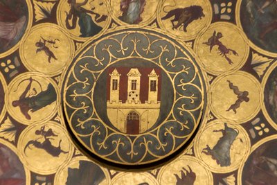 Linna, yksityiskohta kalenterin kellotaulusta, Prahan vanhan kaupungintalon tähtitieteellisen kellon alla (UNESCO:n maailmanperintöluettelo) tekijältä Unbekannt Unbekannt