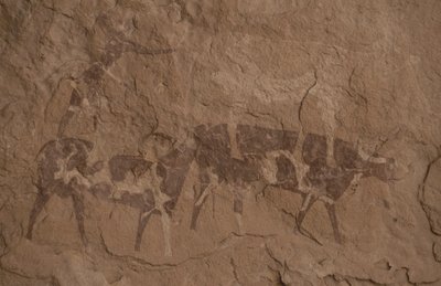 Nautakarja ja ihmishahmot, luolamaalaus, Oued in Djeran, Near Djanet, Tassili n