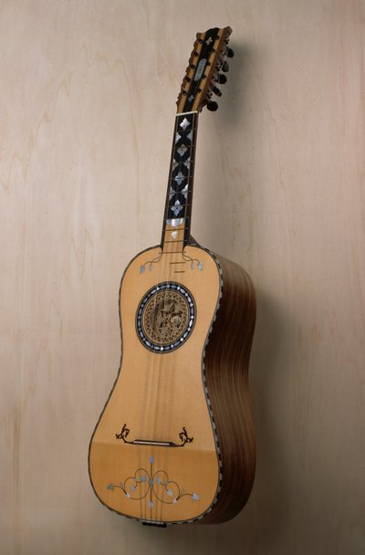 Chitarra battente (kitara), musiikki-instrumentti, joka on rakennettu luthier Pasquale Scalan työpajassa Praianossa, Campaniassa. Italia, 1900-luku tekijältä Unbekannt Unbekannt
