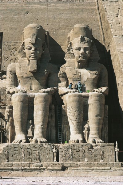 Valtaistuimelle nousevan Ramses II:n jättimäisiä hiekkakivihahmoja tekijältä Unbekannt Unbekannt