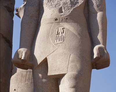 Yksityiskohta faraon jättimäisestä patsaasta, jossa on Ramses II:n tuomioistuimen kartussi tekijältä Unbekannt Unbekannt