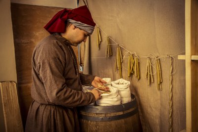 Historiallinen esitys: Kynttilöitä ja säkkejä vehnää, ruista ja ohraa Diotaiutin apteekissa, Imolassa, Italiassa, 1300-luvun puoliväli (kuva) tekijältä Unbekannt Unbekannt