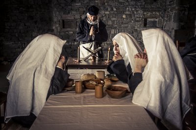 Historiallinen esitys: Rukous ennen illallista ruokasalissa, Hospitallers Orderin luostari (1250-1291), Acre, Israel tekijältä Unbekannt Unbekannt