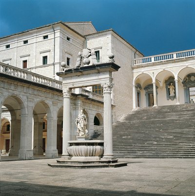 Italia, Lazion alue, Frosinonen maakunta, Cassino, Monte Cassinon luostari, pääportaikko ja kaivo tekijältä Unbekannt Unbekannt