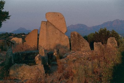 Italia, Sardinia, Arzachena, Olbia-Tempion maakunta, Li Longhin jättiläisten hauta, takakuva tekijältä Unbekannt Unbekannt