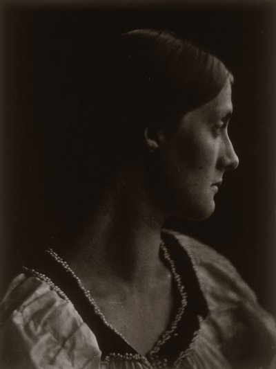 Julia Jackson, pieni profiili