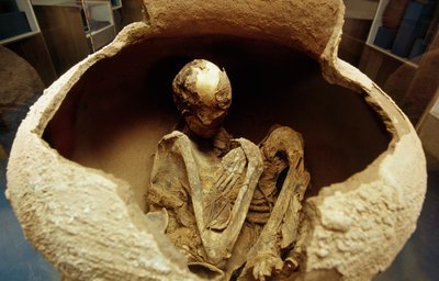 Äiti keraamisessa uurnassa. Atacama-sivilisaatio, paleoliitti. tekijältä Unbekannt Unbekannt