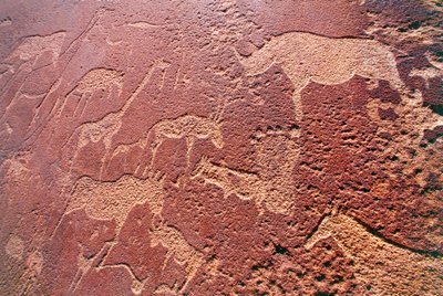 Namibia, Damaralandin erämaa-alue, Twyfelfontein, Brandberg-vuoret, kivikautiset kalliokaiverrukset tekijältä Unbekannt Unbekannt