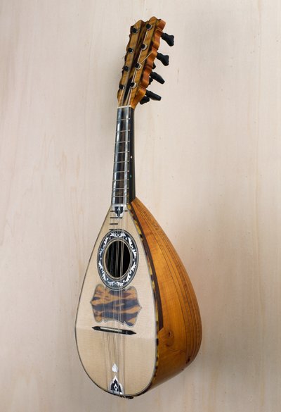 Napolilainen mandoliini, lutteri Pasquale Scalan työpajassa Campanian Praianossa rakennettu soitin. Italia, 1900-luku tekijältä Unbekannt Unbekannt