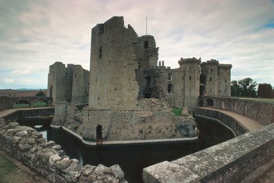 Raglan Castle, Monmouthshire, Etelä-Wales, Iso-Britannia (kuva) tekijältä Unbekannt Unbekannt