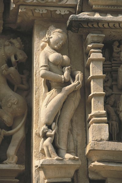 Surasundari (taivaallinen kauneus), Parshvanathan temppeli, Khajurahon monumenttiryhmä (UNESCOn maailmanperintöluettelo) tekijältä Unbekannt Unbekannt