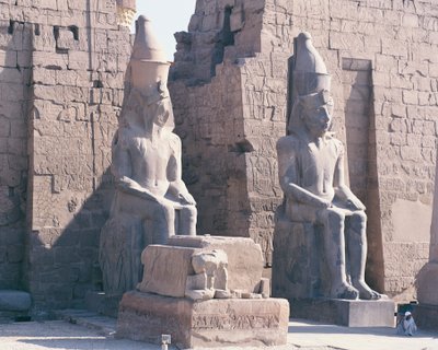 Luxorin temppeli, Ramses II:n pylväs, kaksi valtavaa kuninkaan patsasta tekijältä Unbekannt Unbekannt