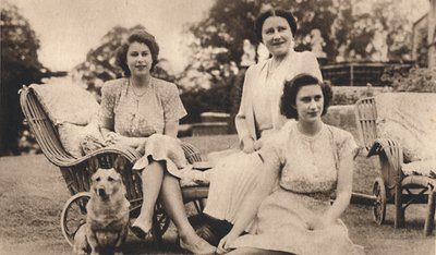 Hänen Majesteettinsa kuningatar kuninkaallisten prinsessien kanssa, vuodelta 1950. tekijältä Lisa Sheridan