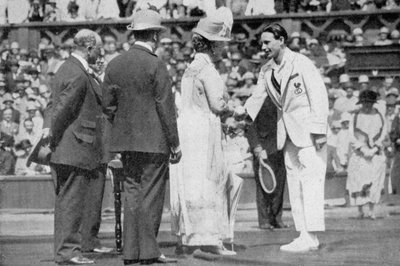 Jean Borotra vastaanottaa mitalinsa kuningatar Marialta keskikentällä vuonna 1926 tekijältä London News Agency
