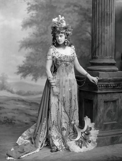 Rouva Algernon Bourke 1870-1967, os. Guendoline Irene Emily Sloane-Stanley..., 1897. tekijältä London . Photo studio Lafayette