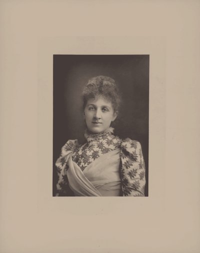 Pianisti ja säveltäjä Liza Lehmannin muotokuva 1862-1918. tekijältä London . Photo studio W. and