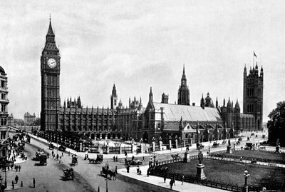 Parlamenttitalo ja Westminster Hall nähtynä Parliament Squarelta Lontoossa, vuodelta 1905. tekijältä London Stereoscopic and Photographic Co
