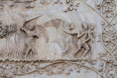 Karkotettu Eedenistä, yksityiskohta Stories of Genesisistä, Lorenzo Maitanin (ennen 1275-1330) bareljeefit, ensimmäinen pilari, Orvieton katedraalin sivujulkisivu, Umbria, Italia tekijältä Lorenzo Maitani