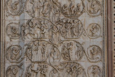 Kohtauksia Kristuksen elämästä, tarinoita Uudesta testamentista, Lorenzo Maitanin (ennen 1275-1330) bareljeefit, kolmas pilari, Orvieton katedraalin julkisivu, Umbria, Italia tekijältä Lorenzo Maitani
