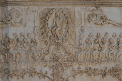 Viimeisen tuomion kohtaukset, Apokalypsin tarinat, Lorenzo Maitanin (ennen 1275-1330) bareljeefit ja avustajat, neljäs pilari, Orvieton katedraalin julkisivu, Umbria, Italia tekijältä Lorenzo Maitani