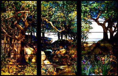 Metsämaisema kolmessa paneelissa, n. 1905 (lasia, kuparifoliota, lyijyä ja puuta) tekijältä Louis Comfort Tiffany