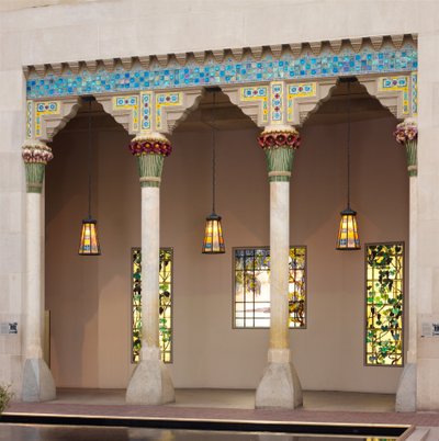 Arkkitehtonisia elementtejä Laurelton Hallista, Oyster Bay, New York, noin 1905 (kalkkikivi, keramiikka ja Fravrile-lasi). tekijältä Louis Comfort Tiffany