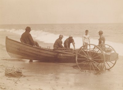 Kalastajat purkamassa venettä, Sea Bright, New Jersey tekijältä Louis Comfort Tiffany