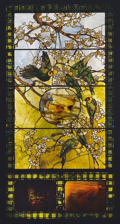 Papukaijat ja kultakalakulho, n. 1893 tekijältä Louis Comfort Tiffany