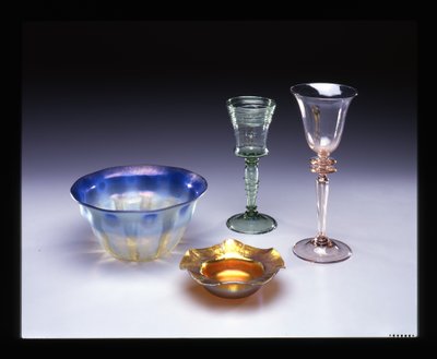 Sarja lasitavaraa tekijältä Louis Comfort Tiffany