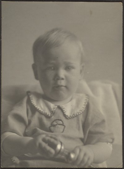 [Vauva pitelee hopeista helistintä] tekijältä Louis Fleckenstein
