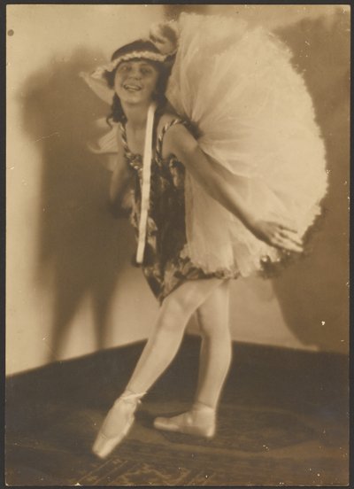 [Ballerina päähineineen] tekijältä Louis Fleckenstein