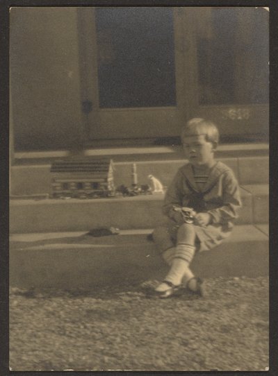 [Poika lelujen kanssa portailla] tekijältä Louis Fleckenstein