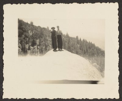 [Figures Standing on Rock] tekijältä Louis Fleckenstein