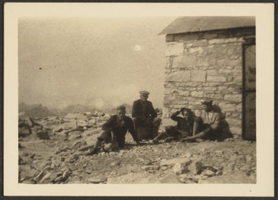 [Figures and Stone Building] tekijältä Louis Fleckenstein