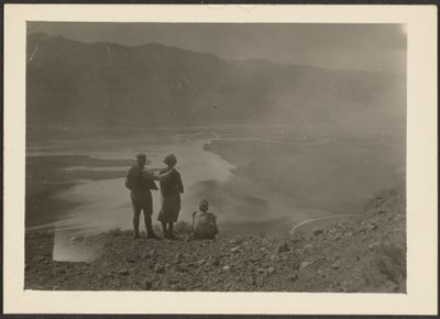 [Figures at Desert Oasis] tekijältä Louis Fleckenstein