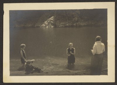 [Figures in a Lake] tekijältä Louis Fleckenstein
