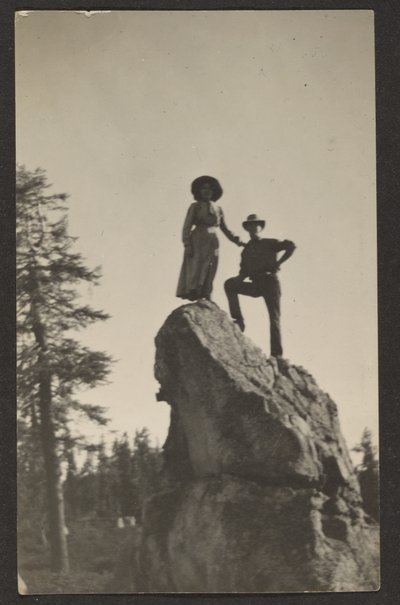 [Figures on Rocky Peak] tekijältä Louis Fleckenstein