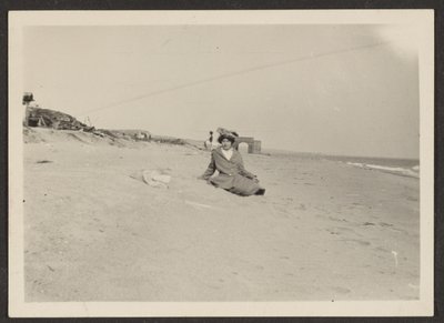 [Florence on Beach] tekijältä Louis Fleckenstein