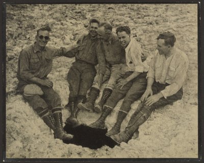 [Ryhmäkuva istumassa pystysuoran luolan suulla, San Jacinto Peak] tekijältä Louis Fleckenstein