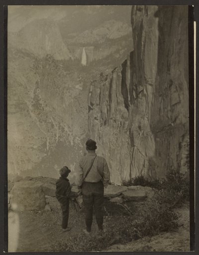 Liberty Cap ja Nevada Falls, kuvattu Ledge Trail -polulta, Yosemiten kansallispuisto tekijältä Louis Fleckenstein