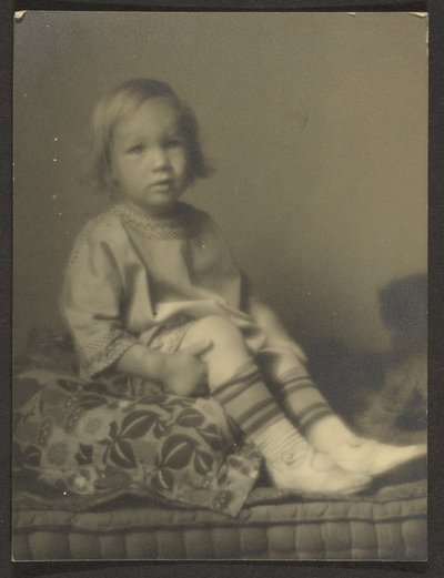 [Pieni tyttö tyynyllä] tekijältä Louis Fleckenstein