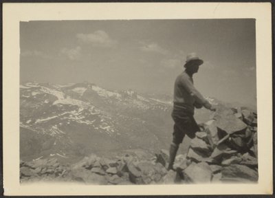 [Mies vuoristomaisemassa] tekijältä Louis Fleckenstein